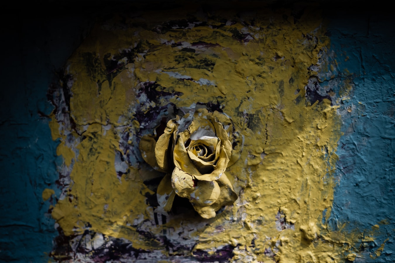 Foto de flor coberta de tinta ressecada