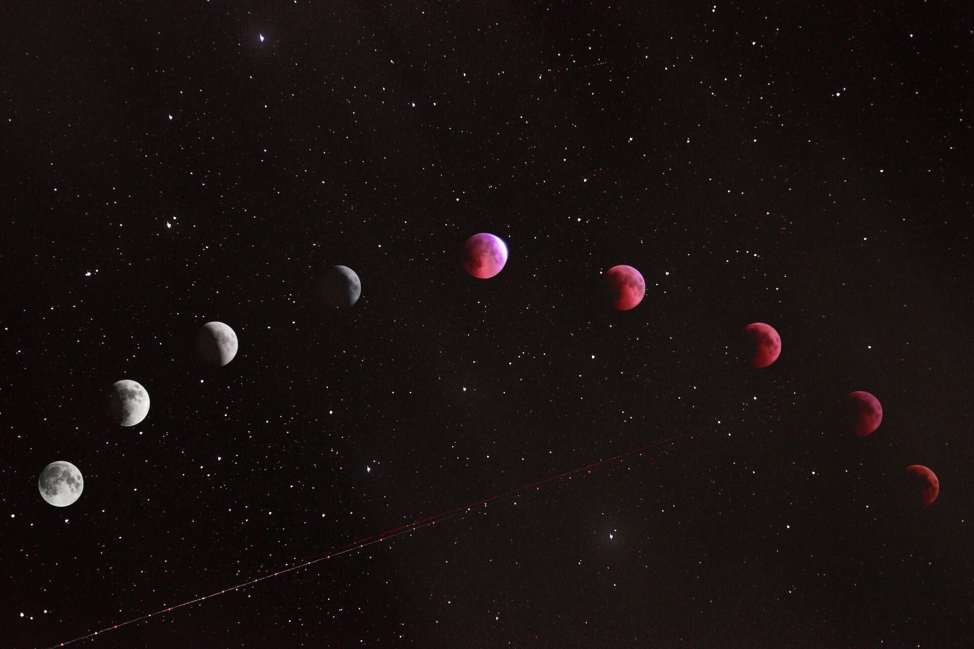 Ilustração do eclipse lunar representando a trajetória elíptica da lua em nove posições diferentes sob um céu escuro e estrelado